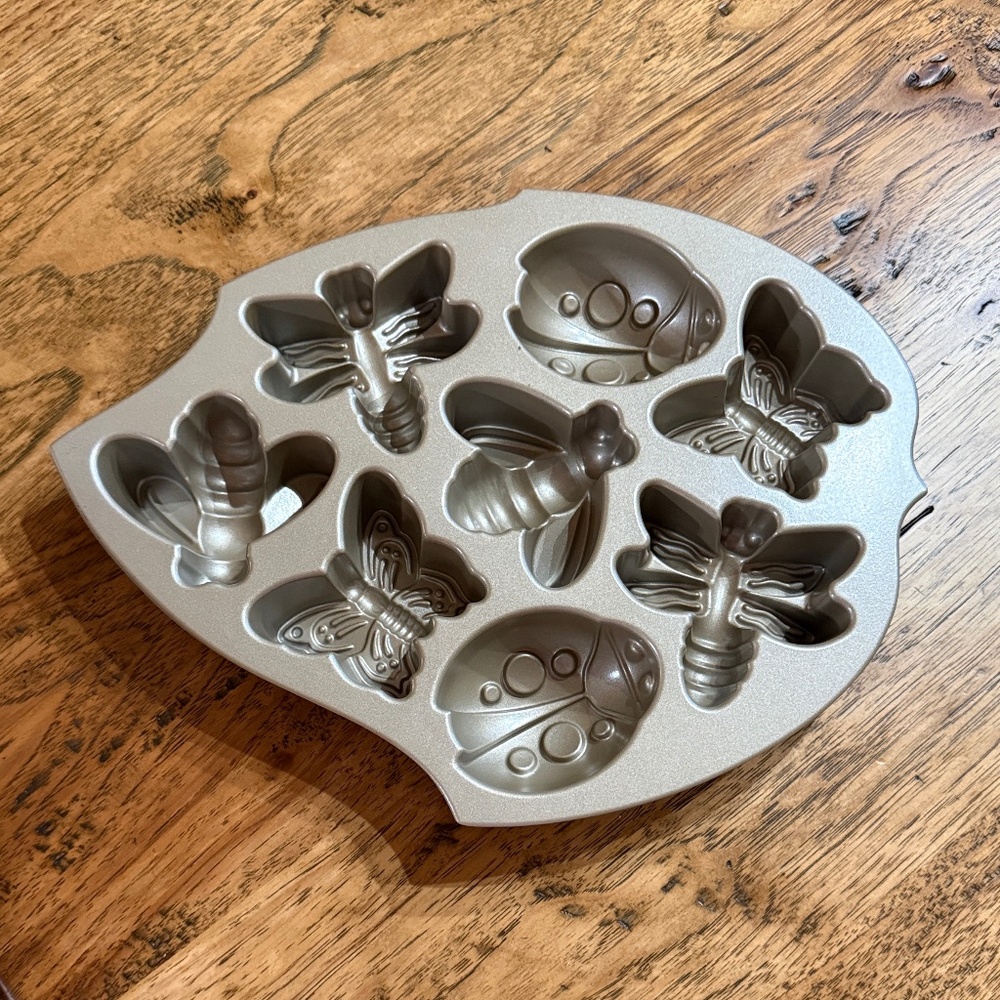 Nordic Ware Backyard Bugs Baking Pan Mini Cakes EUC